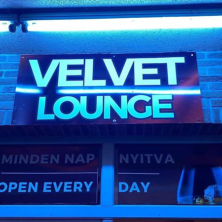 Velvet Motel Hegyeshalom Bagian luar foto