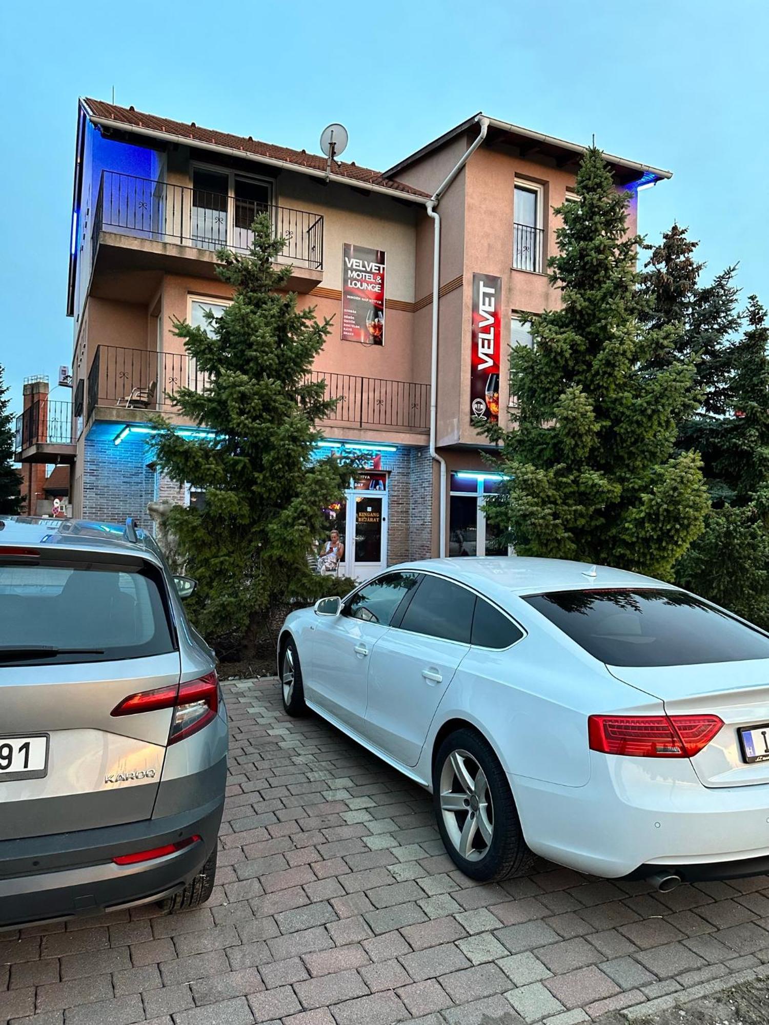 Velvet Motel Hegyeshalom Bagian luar foto